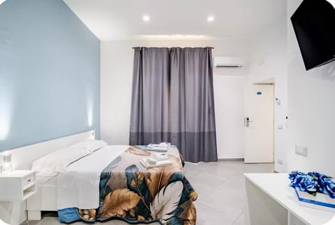 Bed, TV and multimedia, Photo of the whole room, Bedroom, towels, air conditioner