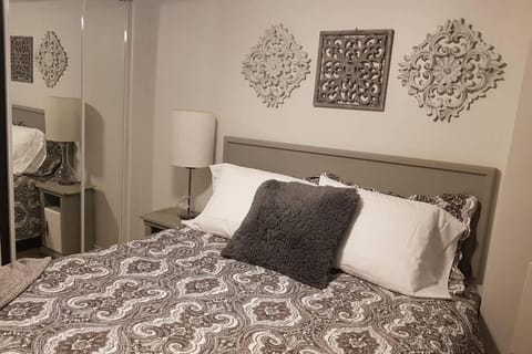 Sarnia Central Six - BIG 6 BR 2 BA - patio and BBQ House in Sarnia