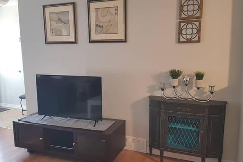 Sarnia Central Six - BIG 6 BR 2 BA - patio and BBQ House in Sarnia