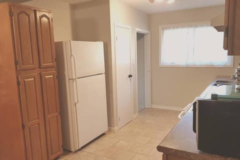 Sarnia Central Six - BIG 6 BR 2 BA - patio and BBQ House in Sarnia