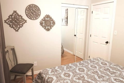 Sarnia Central Six - BIG 6 BR 2 BA - patio and BBQ House in Sarnia