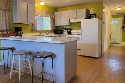 Quaint and Cozy Cottage 3 Mi to Palisade Wineries! House in Colorado