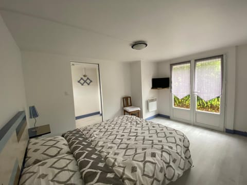 TV and multimedia, Photo of the whole room, Bedroom