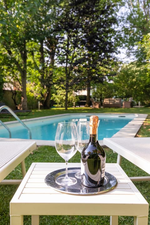 Villa Giardino Lucca heated pool, 2 miles Lucca Villa in Capannori