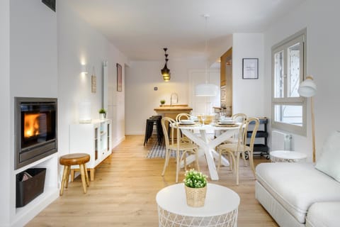 Kitchen or kitchenette, Dining area, flat iron
