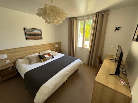 Photo of the whole room, Bedroom, air conditioner