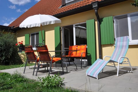 Property building, Garden, Balcony/Terrace, sunbed