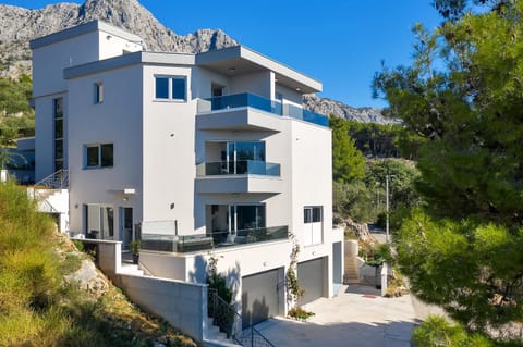 Property building, Day, Natural landscape, Mountain view