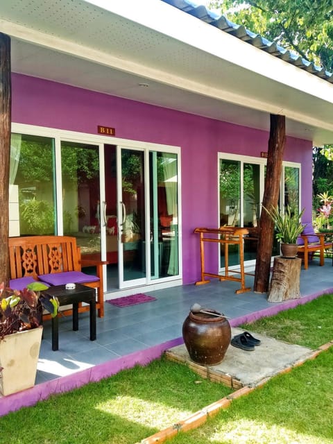 Property building, Patio, Day, Living room, Photo of the whole room, Seating area, Garden view