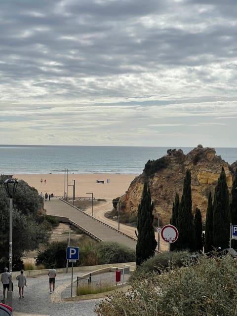 Nearby landmark, Day, People, Neighbourhood, Natural landscape, Beach, Sea view, group of guests
