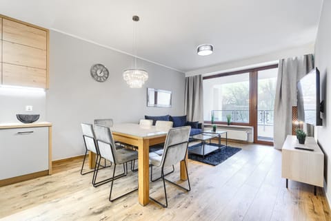 TV and multimedia, Kitchen or kitchenette, Living room, Seating area, Dining area