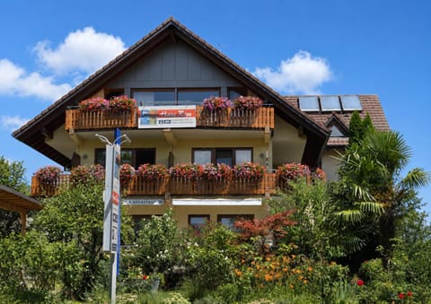 Property building, Facade/entrance, Garden, Garden, Balcony/Terrace, Garden view