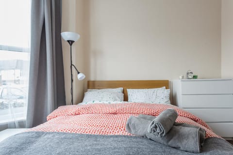 Shirley House 1, Guest House, Self Catering, Self Check in with smart locks, use of Fully Equipped Kitchen, Walking Distance to Southampton Central, Excellent Transport Links, Ideal for Longer Stays Bed and Breakfast in Southampton