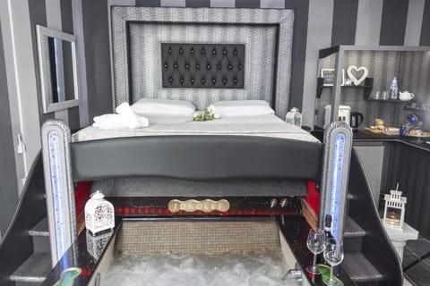 Bed, Hot Tub, Bedroom