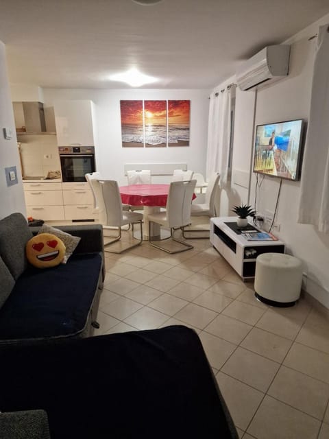 TV and multimedia, Kitchen or kitchenette, Living room, Seating area, Dining area