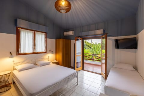 Bed, TV and multimedia, air conditioner