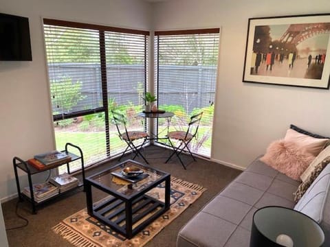 Studio, Quiet location, Central to city Vacation rental in Hamilton