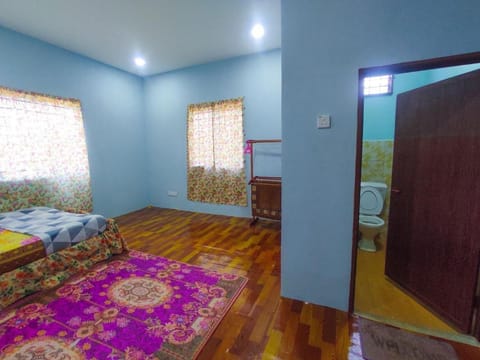 Shower, Toilet, Living room, Bedroom, Family, Family