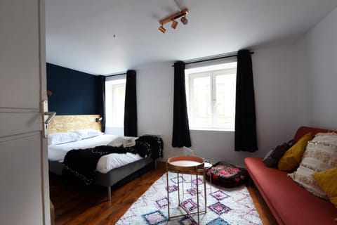 Photo of the whole room, Seating area