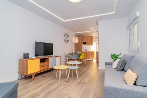 TV and multimedia, Living room, Seating area, Dining area