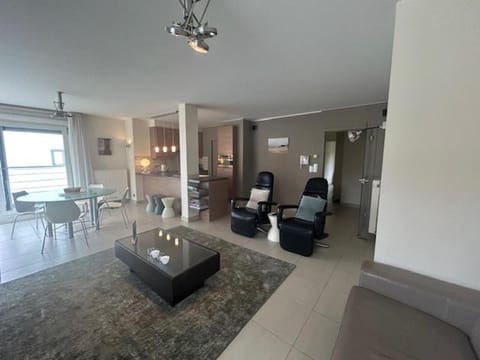 Amena 0101 - 2 bedrooms 6p - sunny located and 5 steps from the sea - with garage Apartment in Koksijde