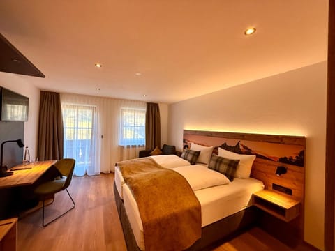 Bed, TV and multimedia, Photo of the whole room, Seating area, Bedroom