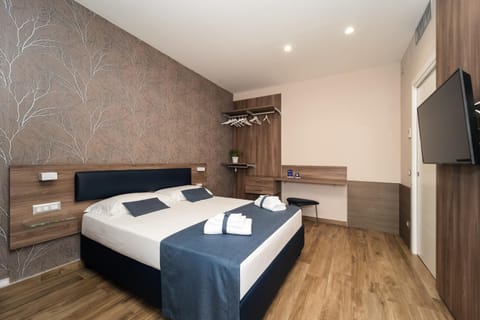 Bed, TV and multimedia, Photo of the whole room, Bedroom