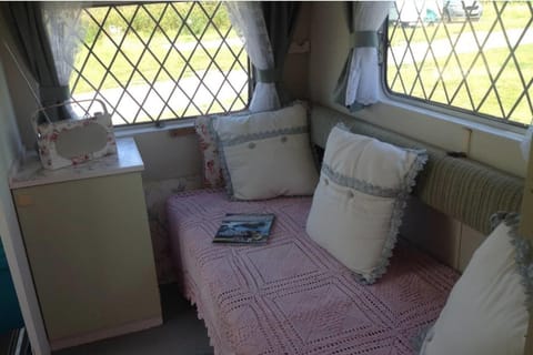 1 Bed Caravan Sleeps 2 - Garden Pets Parking House in England
