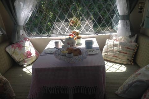 1 Bed Caravan Sleeps 2 - Garden Pets Parking House in England