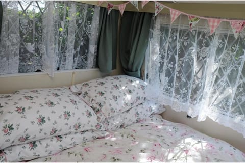 1 Bed Caravan Sleeps 2 - Garden Pets Parking House in England