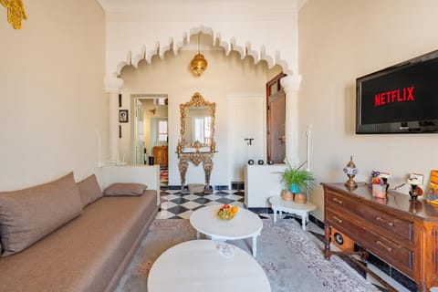 TV and multimedia, Living room, Seating area, Dining area, Dinner, air conditioner