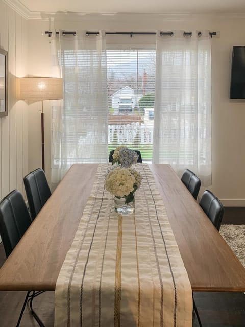 Seating area, Dining area