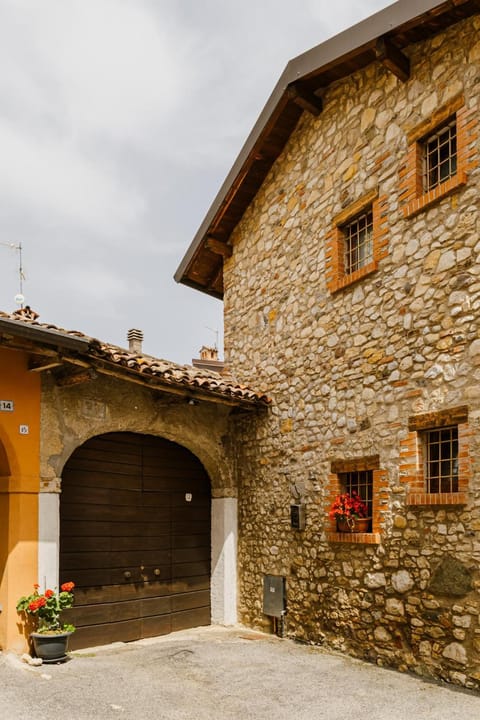 Cozy Castello Apartment in Manerba del Garda