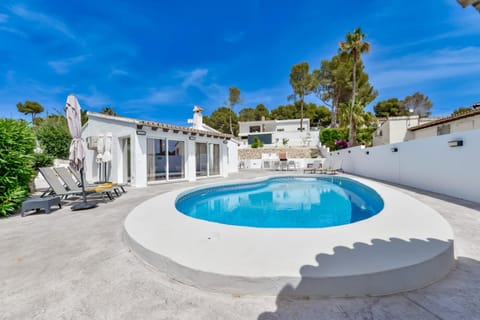 Property building, BBQ facilities, Swimming pool, sunbed