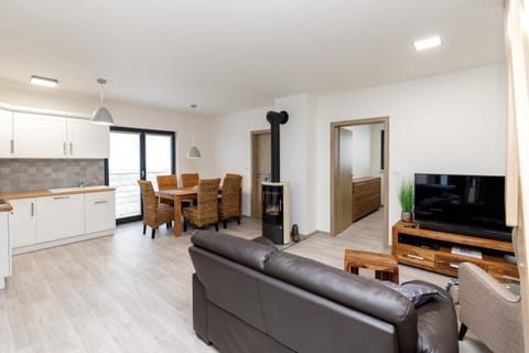 TV and multimedia, Kitchen or kitchenette, Living room, Seating area