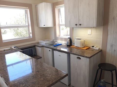 Coffee/tea facilities, Kitchen or kitchenette, Dining area, toaster