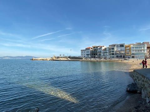 Restaurant/places to eat, Neighbourhood, Natural landscape