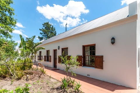Property building, Facade/entrance, Garden