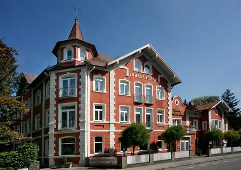 Nearby landmark, Facade/entrance, Day
