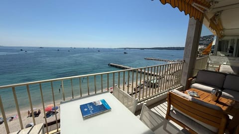 Natural landscape, View (from property/room), Balcony/Terrace, Dining area, Beach, Sea view