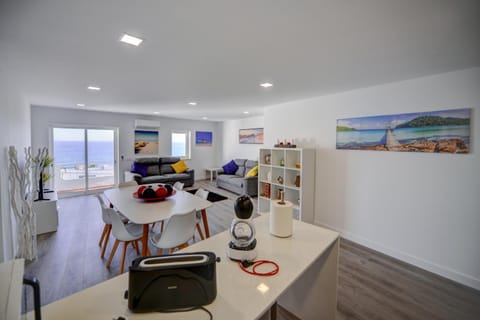 TV and multimedia, Coffee/tea facilities, Living room, Seating area, Dining area