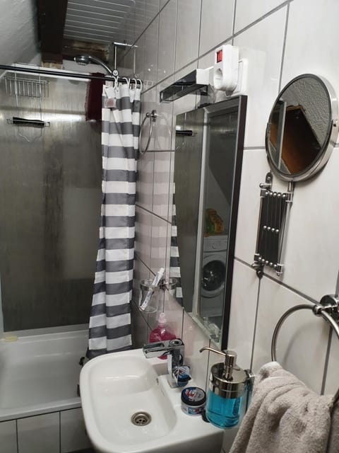 Monteur wohnung in Neumünster 2 Zimmer Dachgeschoss Apartment in Neumünster