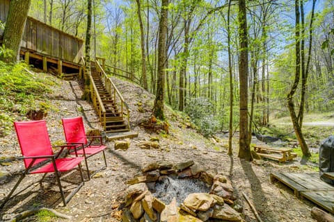 Spring Creekside Getaway at Whittier Cabin with Deck Cabin in Qualla