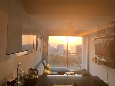 Communal lounge/ TV room, TV and multimedia, Coffee/tea facilities, View (from property/room), Balcony/Terrace, Kitchen or kitchenette, Living room, Dining area, Evening entertainment, City view, Garden view, Landmark view, Sea view, Street view, Sunset