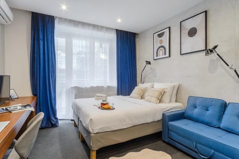 Bed, TV and multimedia, Photo of the whole room, Bedroom
