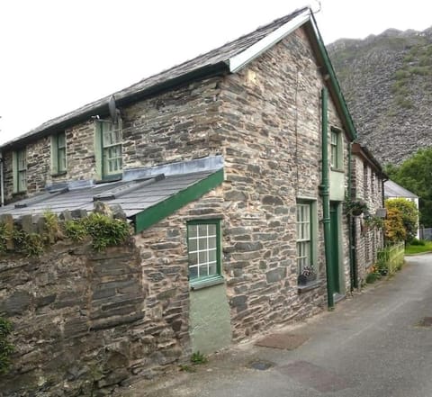 Ty Hen - Quirky Grade II Listed Cottage House in Wales