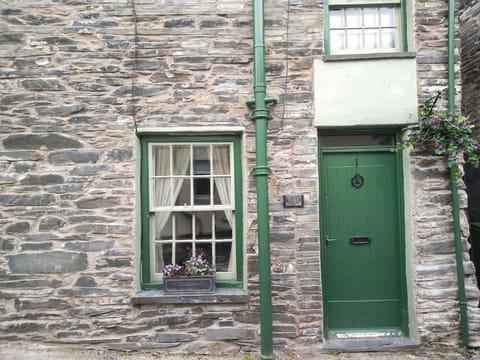 Ty Hen - Quirky Grade II Listed Cottage House in Wales