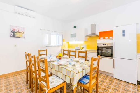 Summer, Dining area