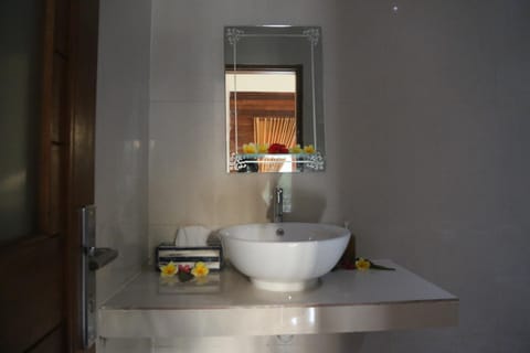 Bathroom, dishwasher