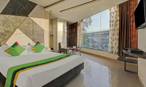 Bed, TV and multimedia, Bedroom
